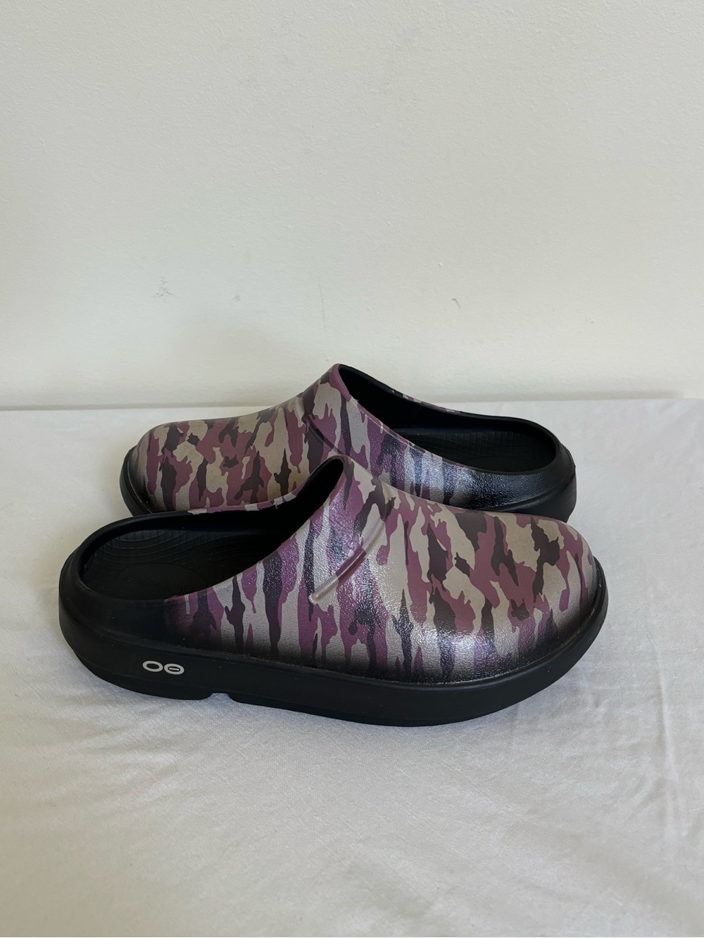 Oofos OOcloog Recovery Clog Sz 7 Purple Camo Womens